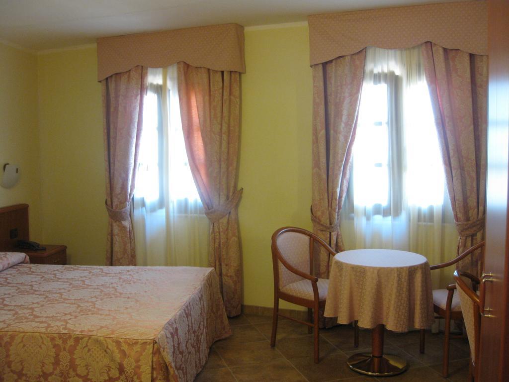 Albergo Giardino Sannazzaro de' Burgondi Pokoj fotografie